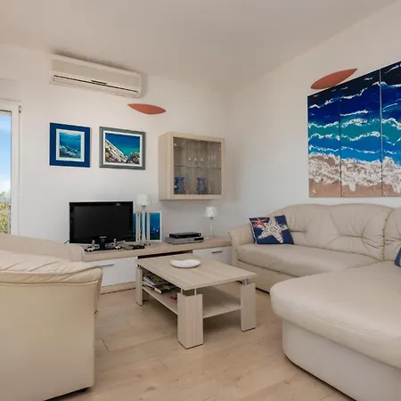 Three-bedroom In Appartement