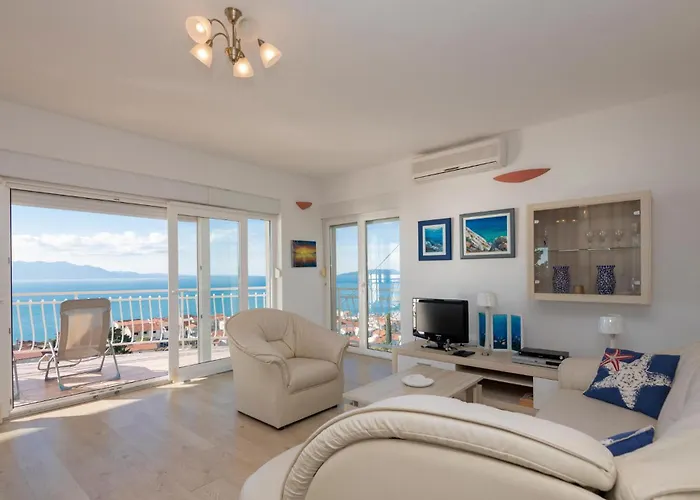 Three-bedroom In 公寓