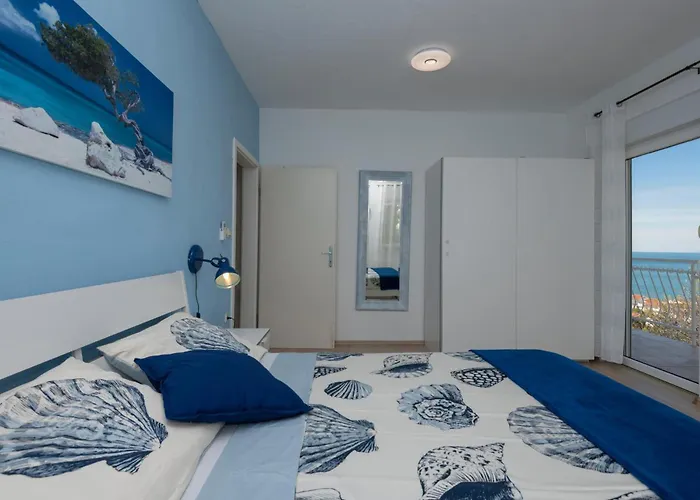 公寓 Three-bedroom In *
