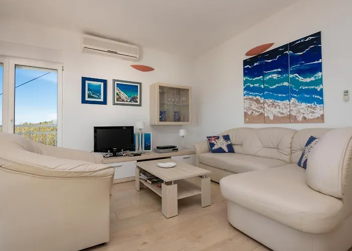 Three-bedroom In 公寓