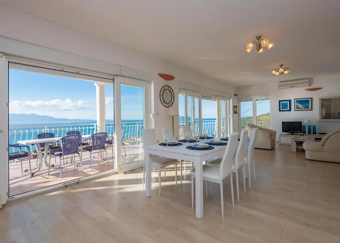 公寓 Three-bedroom In *