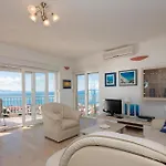 Three-bedroom In شقة