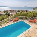 Three-bedroom In شقة *